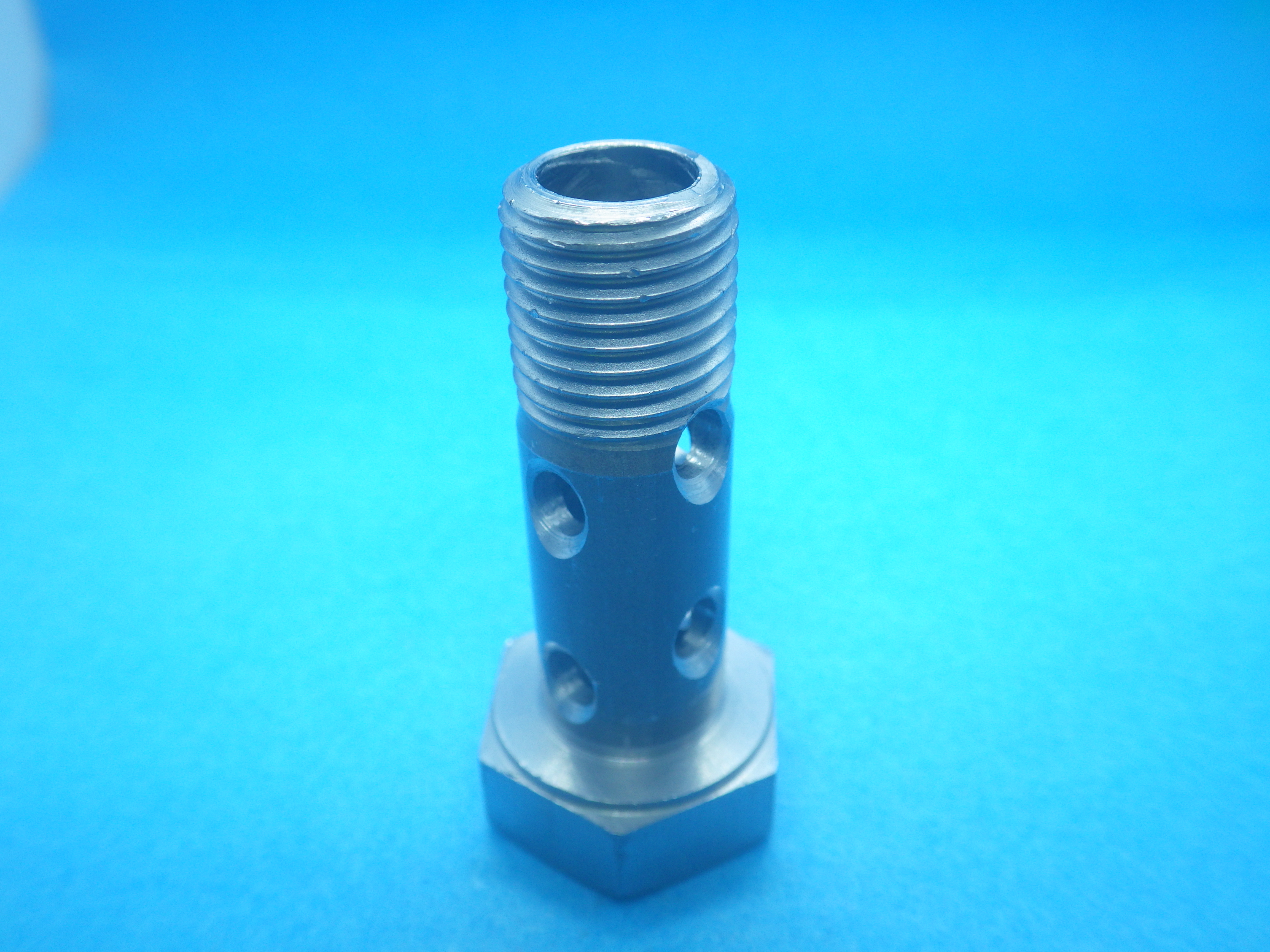 穴あきボルトの製品事例⑥：フォークリフト用横穴付（M14）ボルト