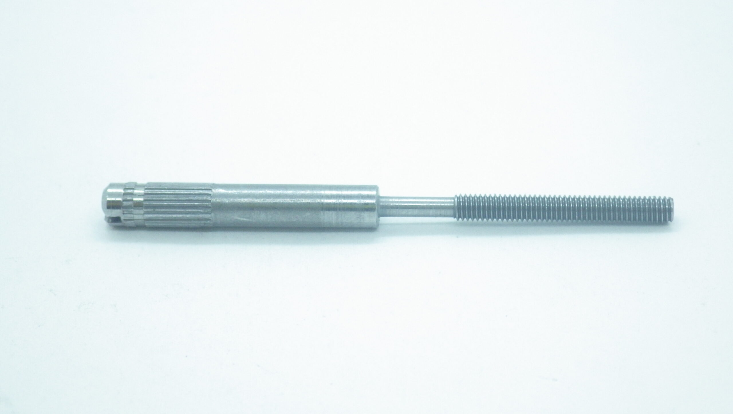コネクタ嵌合ネジの製品事例①：篏合ネジΦ4×25-M2.6×26